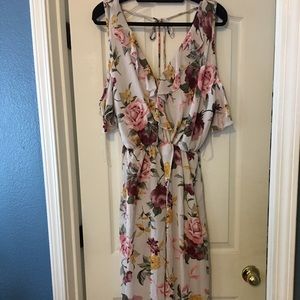 GORGEOUS cold shoulder flowy floral dress!